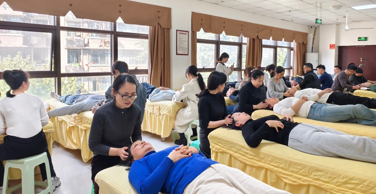 课堂实拍,学员们都在认真实操,氛围超棒!